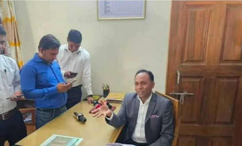 ভূমি অফিসে হঠাৎ প্রতিমন্ত্রী, তিন কর্মকর্তাকে বদলি